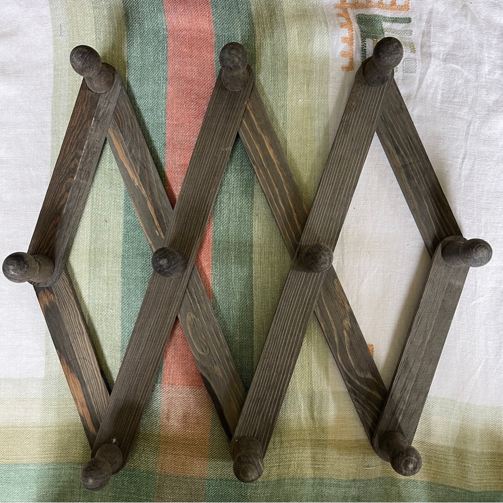 Expandable Wooden  Accordion Wall Rack